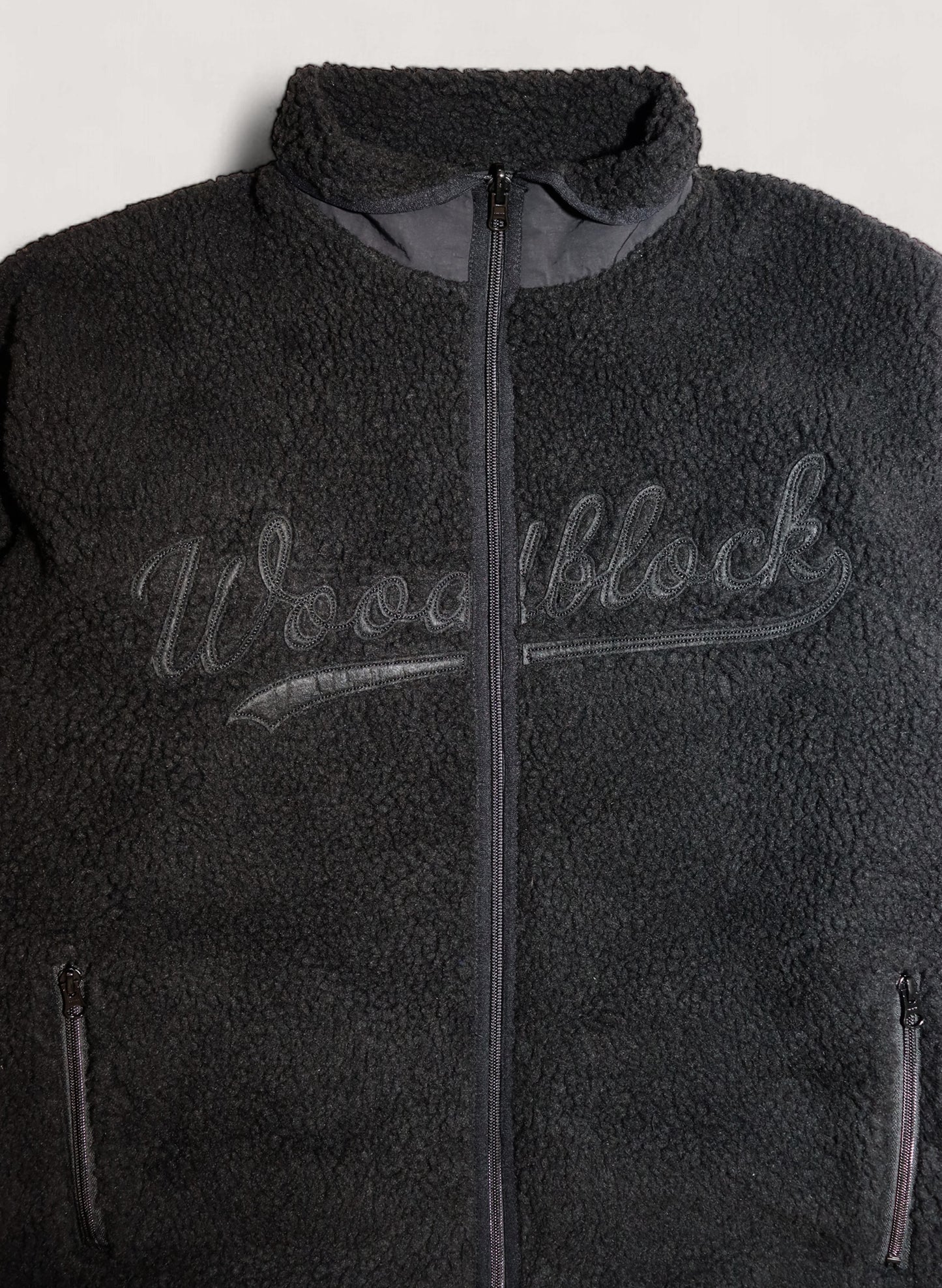 WOODBLOCK SCRIPT LOGO FELT PATCHED FLEECE JACKET BLACK (WB-24AW-016)