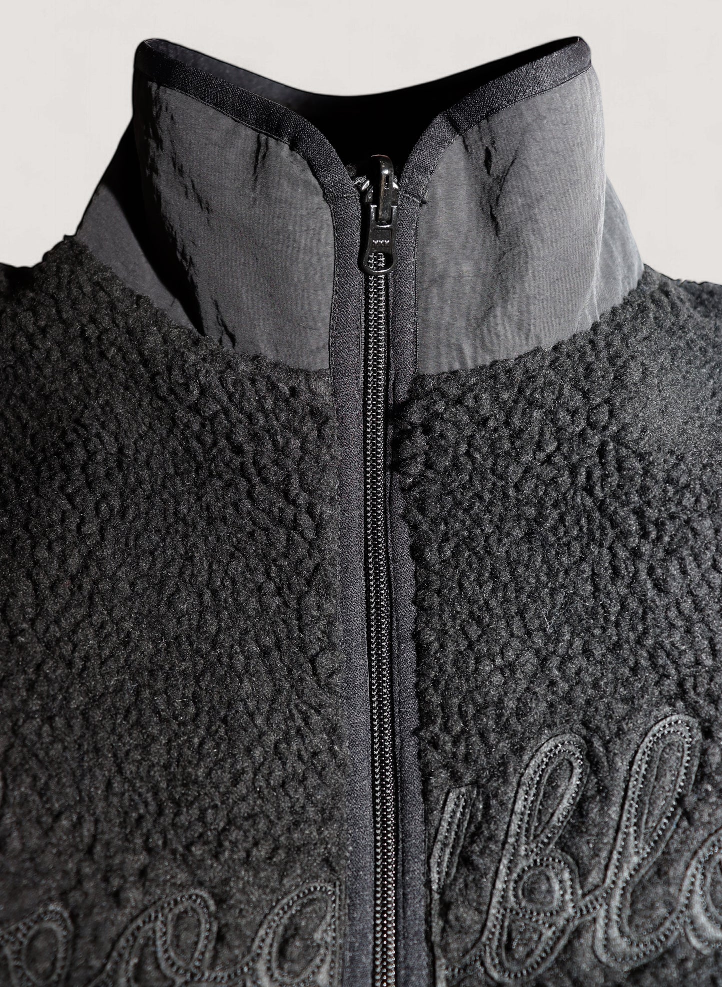 WOODBLOCK SCRIPT LOGO FELT PATCHED FLEECE JACKET BLACK (WB-24AW-016)