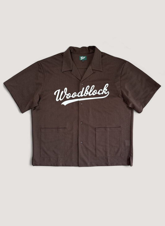 WOODBLOCK SCRIPT FELT PATCHED S/S OPEN COLLAR 2POCKET MESH SHIRT BROWN/WHITE (WB-25SS-012)