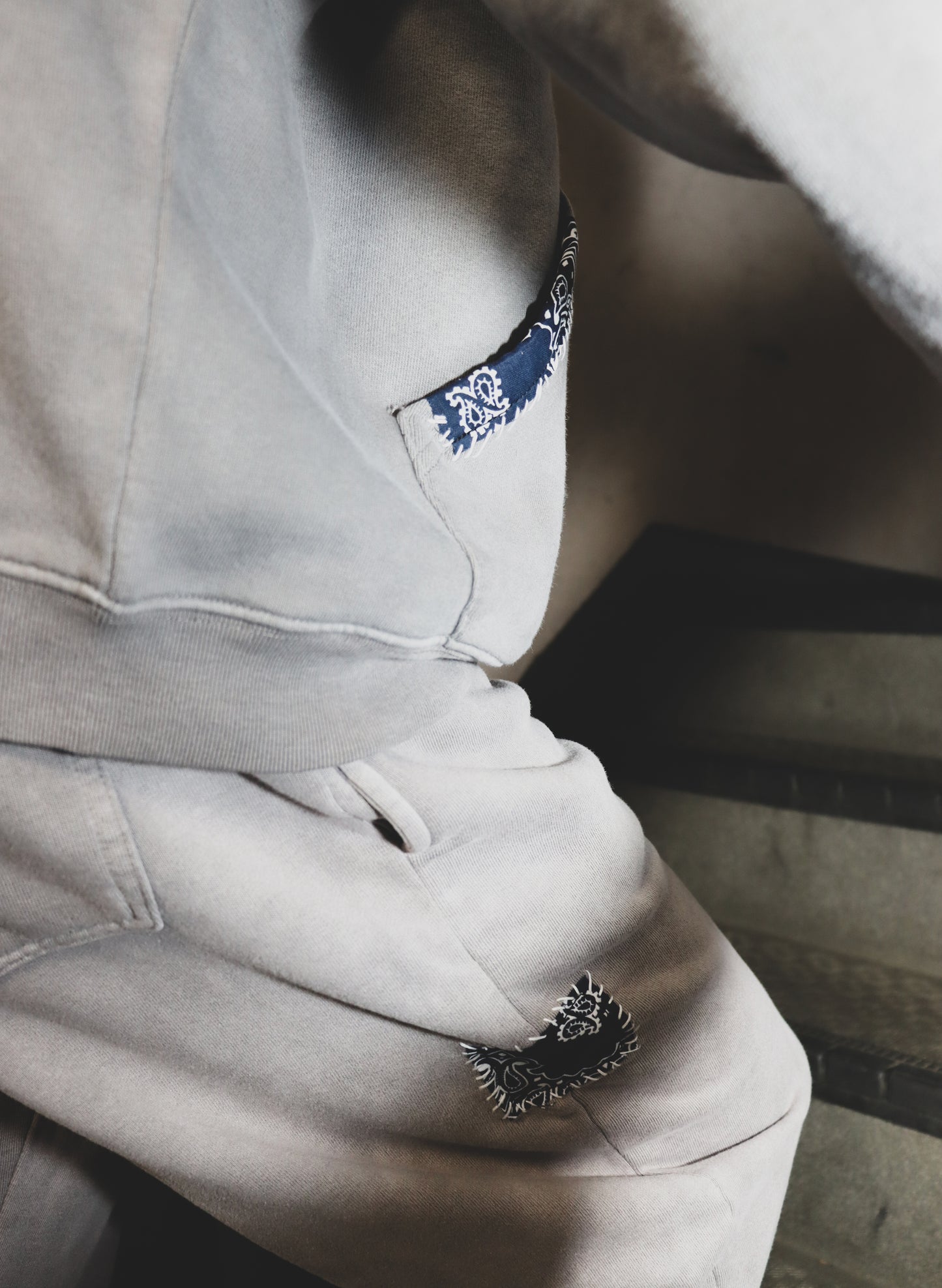 WOODBLOCK BANDANA PATCHED SUN FADE SWEAT PANT GREY/NAVY (WB-24AW-011)