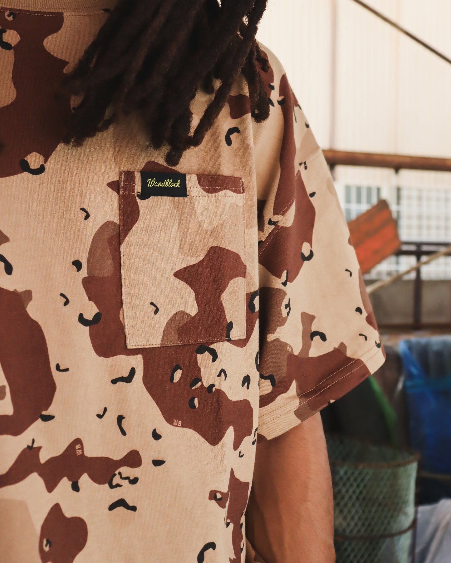 WOODBLOCK WIDE SILHOUETTE POCKET T-SHIRT CHOCOTIP CAMO (WB-26SS-025)
