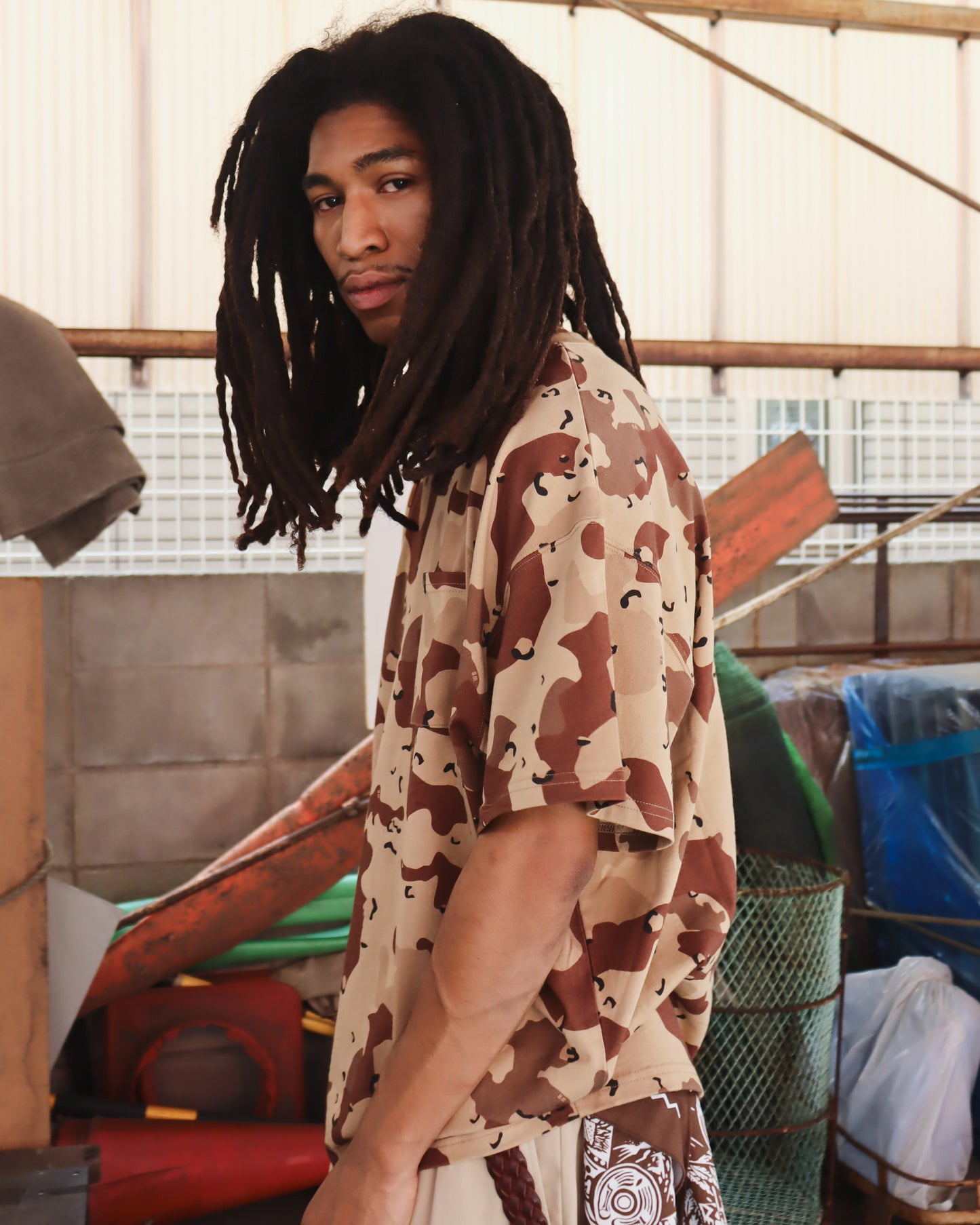 WOODBLOCK WIDE SILHOUETTE POCKET T-SHIRT CHOCOTIP CAMO (WB-26SS-025)