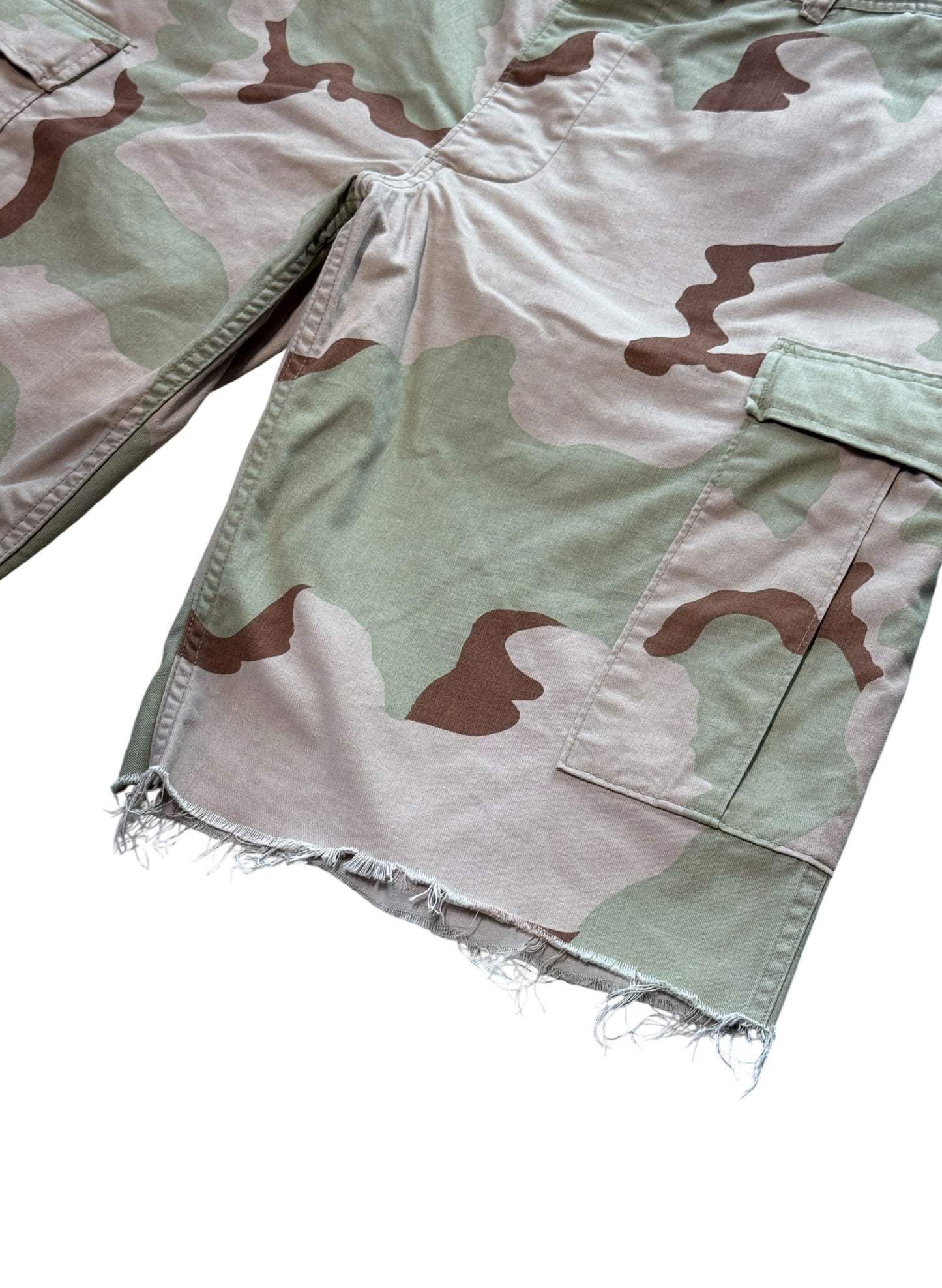(SUP-800) U.S. ARMY DESERT CAMO "CUT OFF" CARGO SHORTS