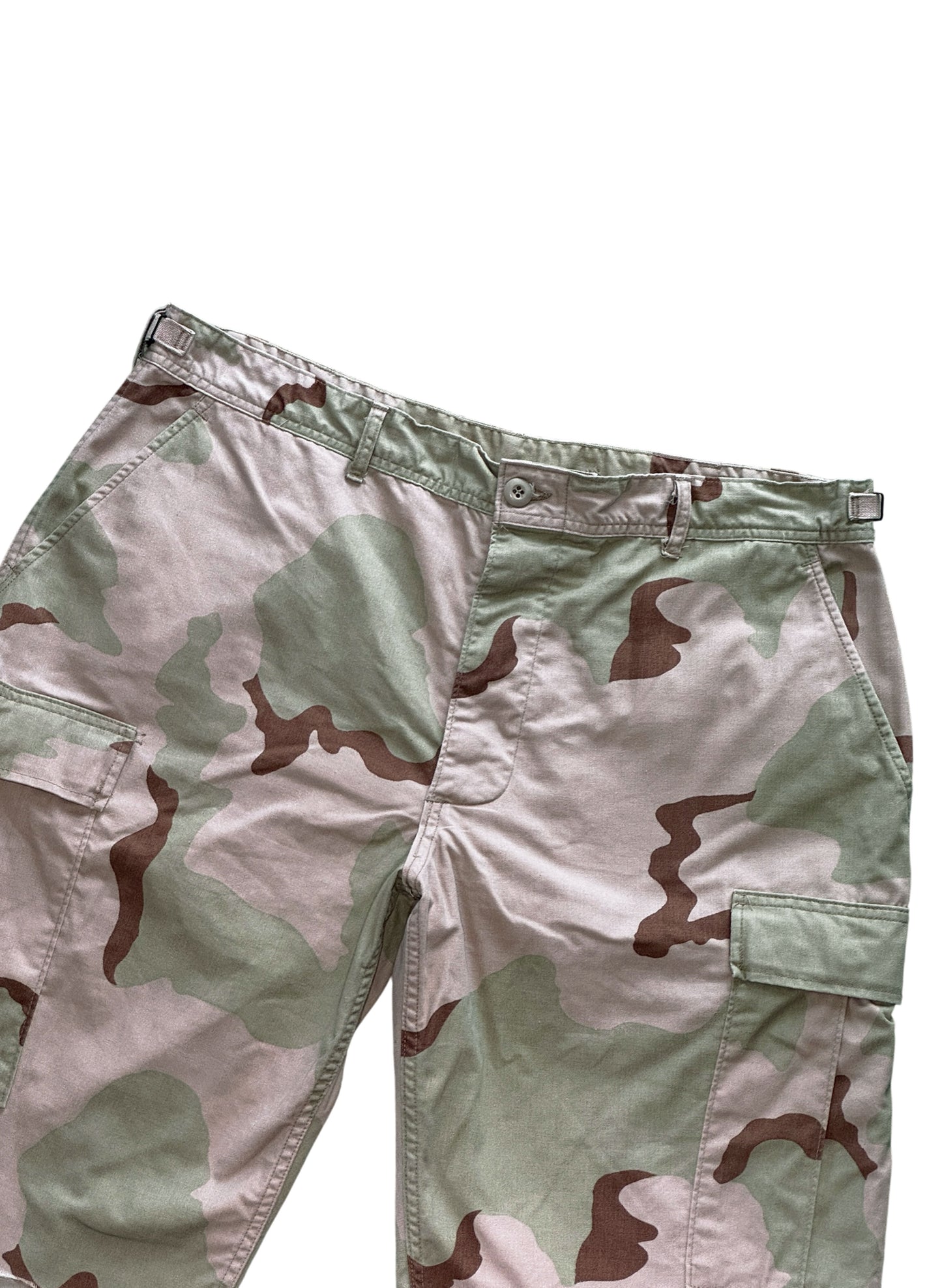 (SUP-800) U.S. ARMY DESERT CAMO "CUT OFF" CARGO SHORTS