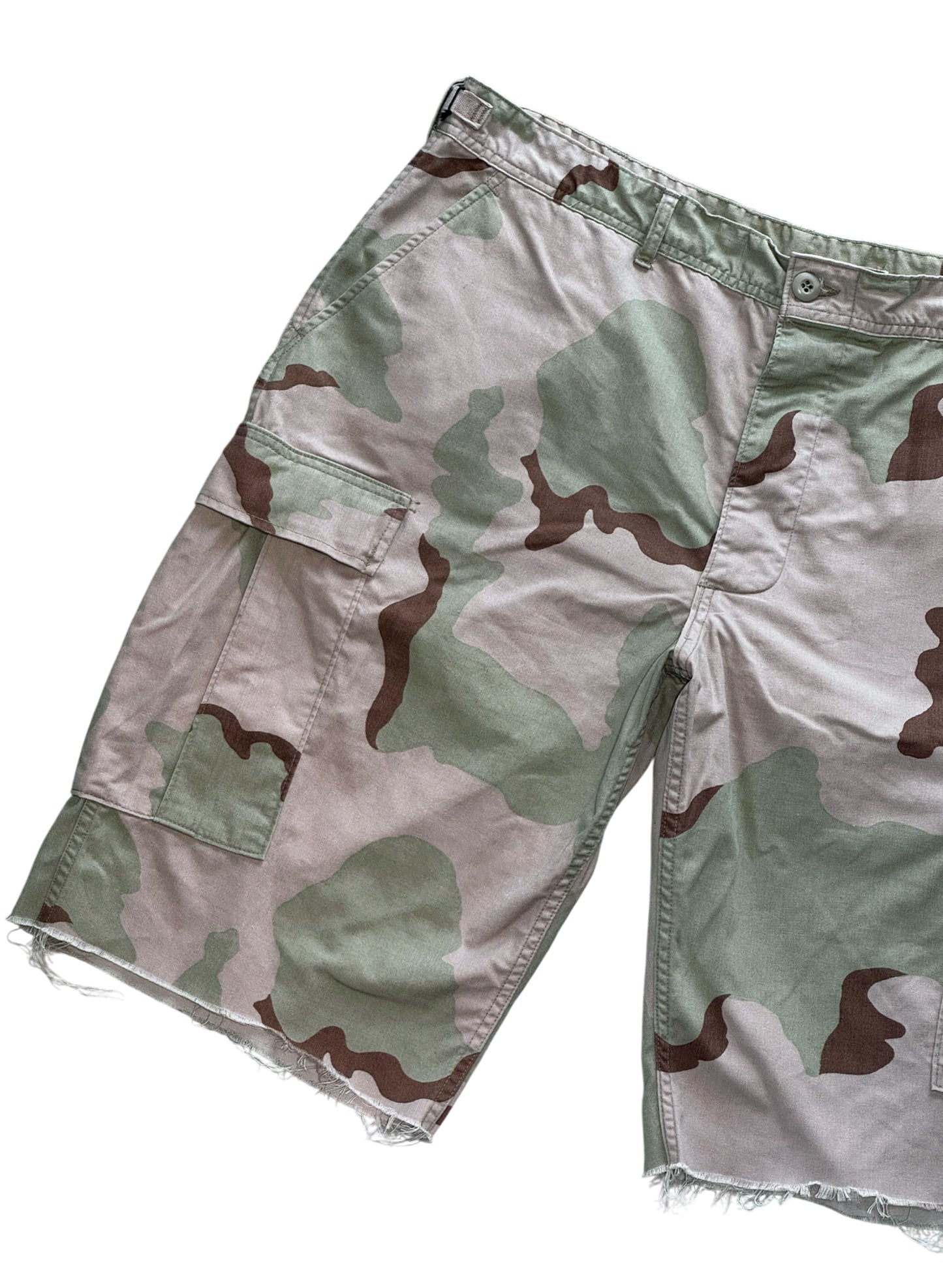 (SUP-800) U.S. ARMY DESERT CAMO "CUT OFF" CARGO SHORTS