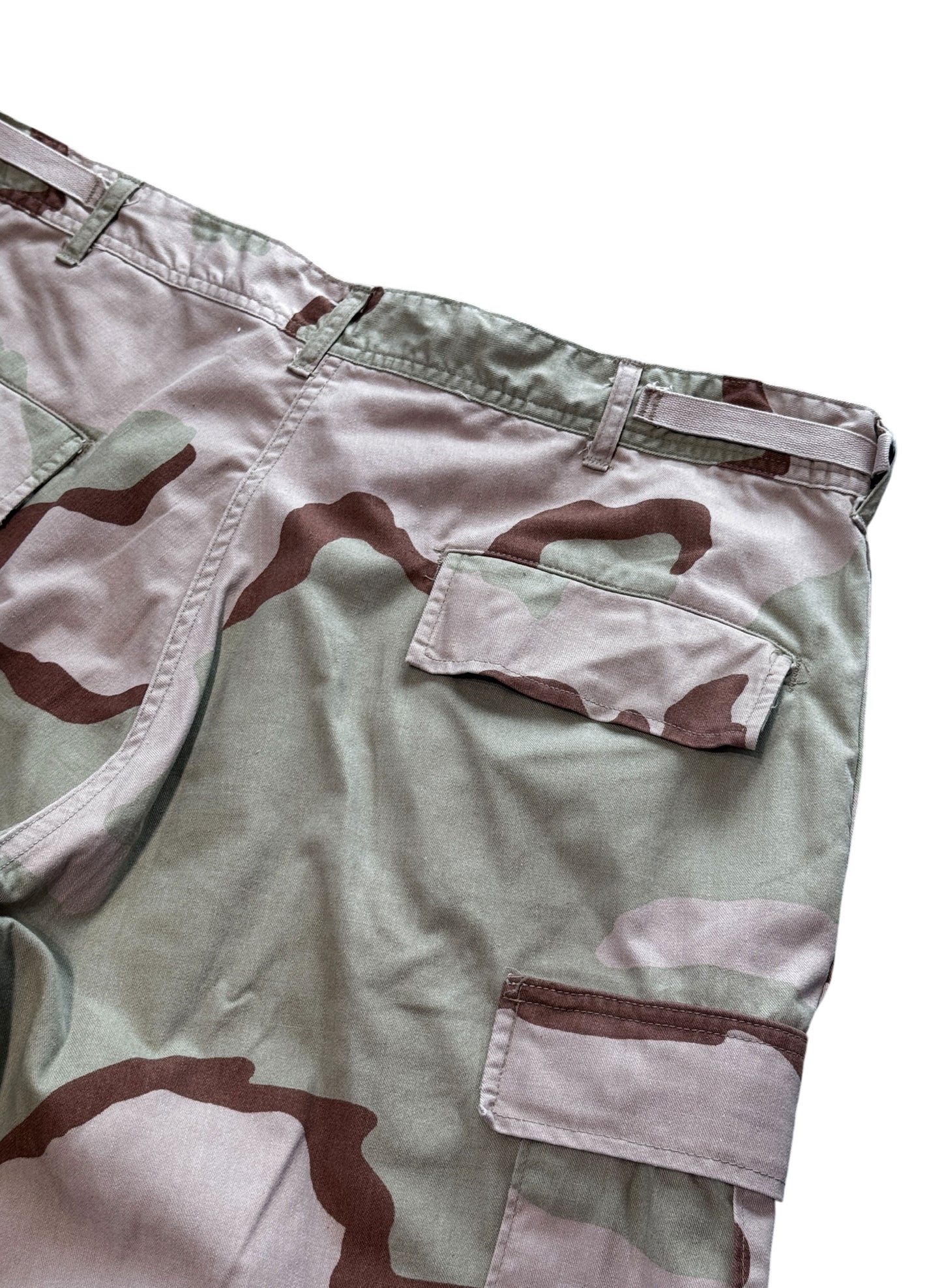 (SUP-800) U.S. ARMY DESERT CAMO "CUT OFF" CARGO SHORTS
