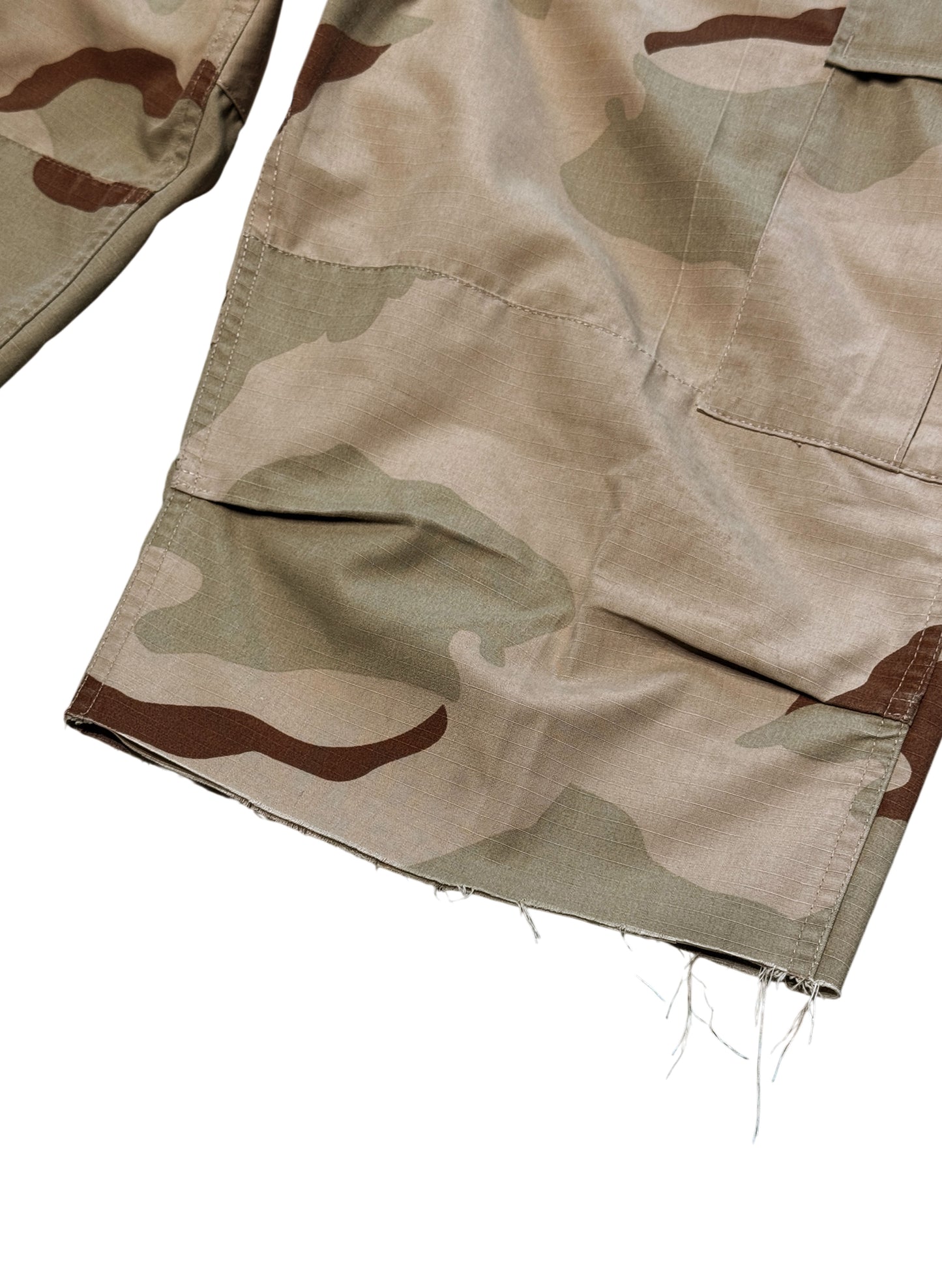 (SUP-586) U.S ARMY DESERT CAMO "CUT OFF" CARGO SHORTS