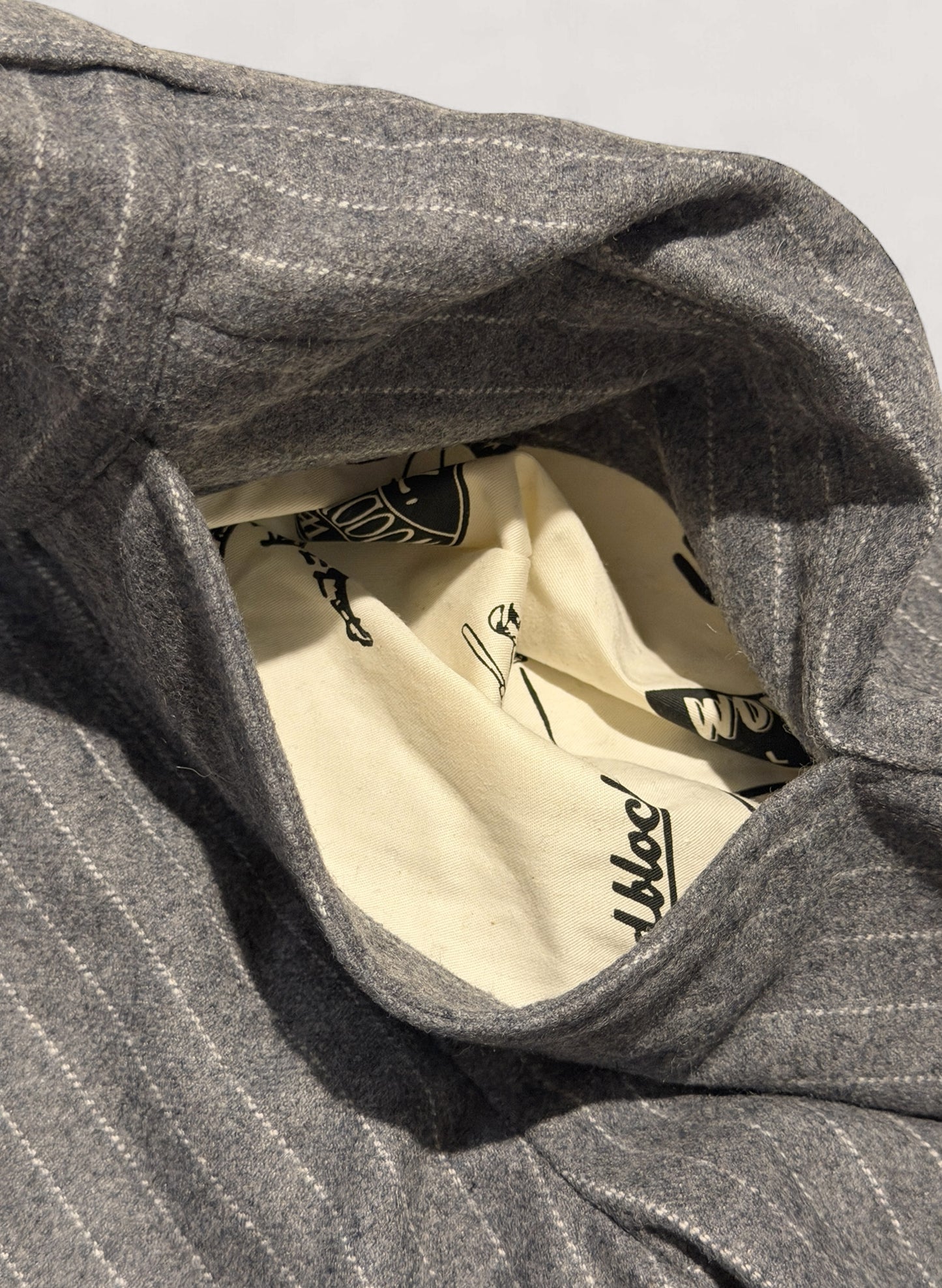 WOODBLOCK 2TUCK STRIPE WOOL TROUSER GREY STRIPE (WB-25AW-009)