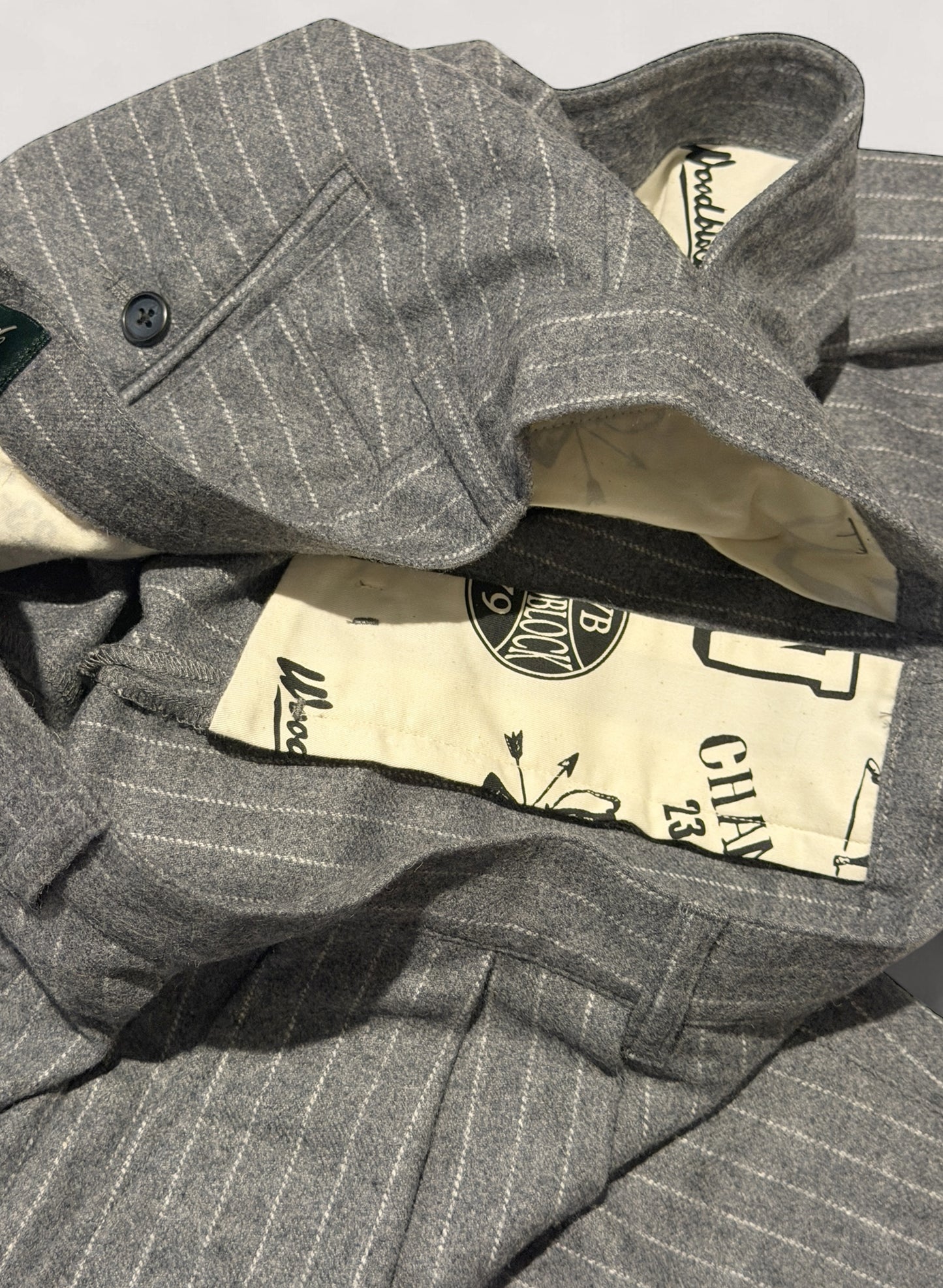 WOODBLOCK 2TUCK STRIPE WOOL TROUSER GREY STRIPE (WB-25AW-009)