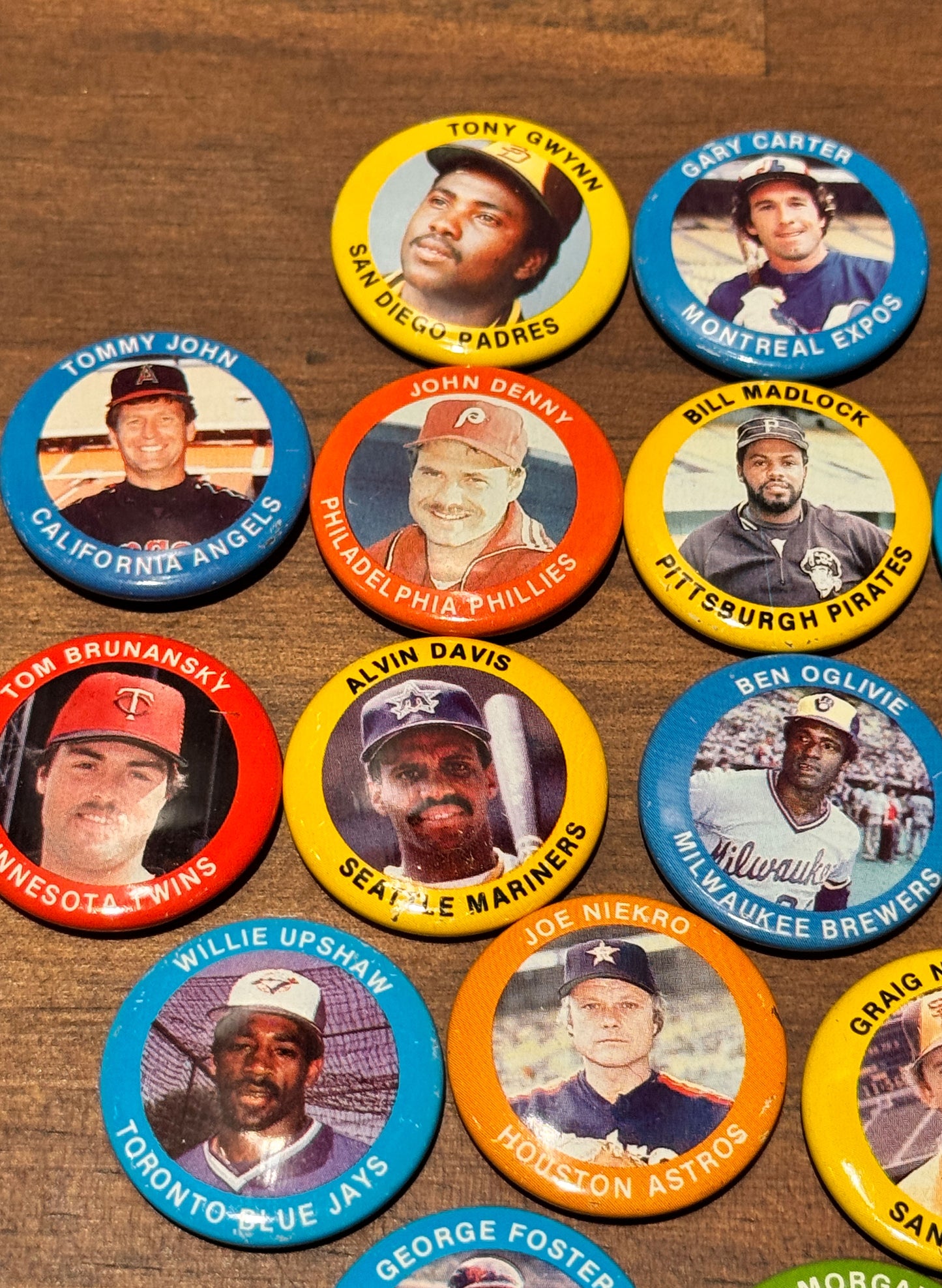 (SUP-440) 1984 MLB FUN FOODS VINTAGE PINBACK BUTTON - 29mm