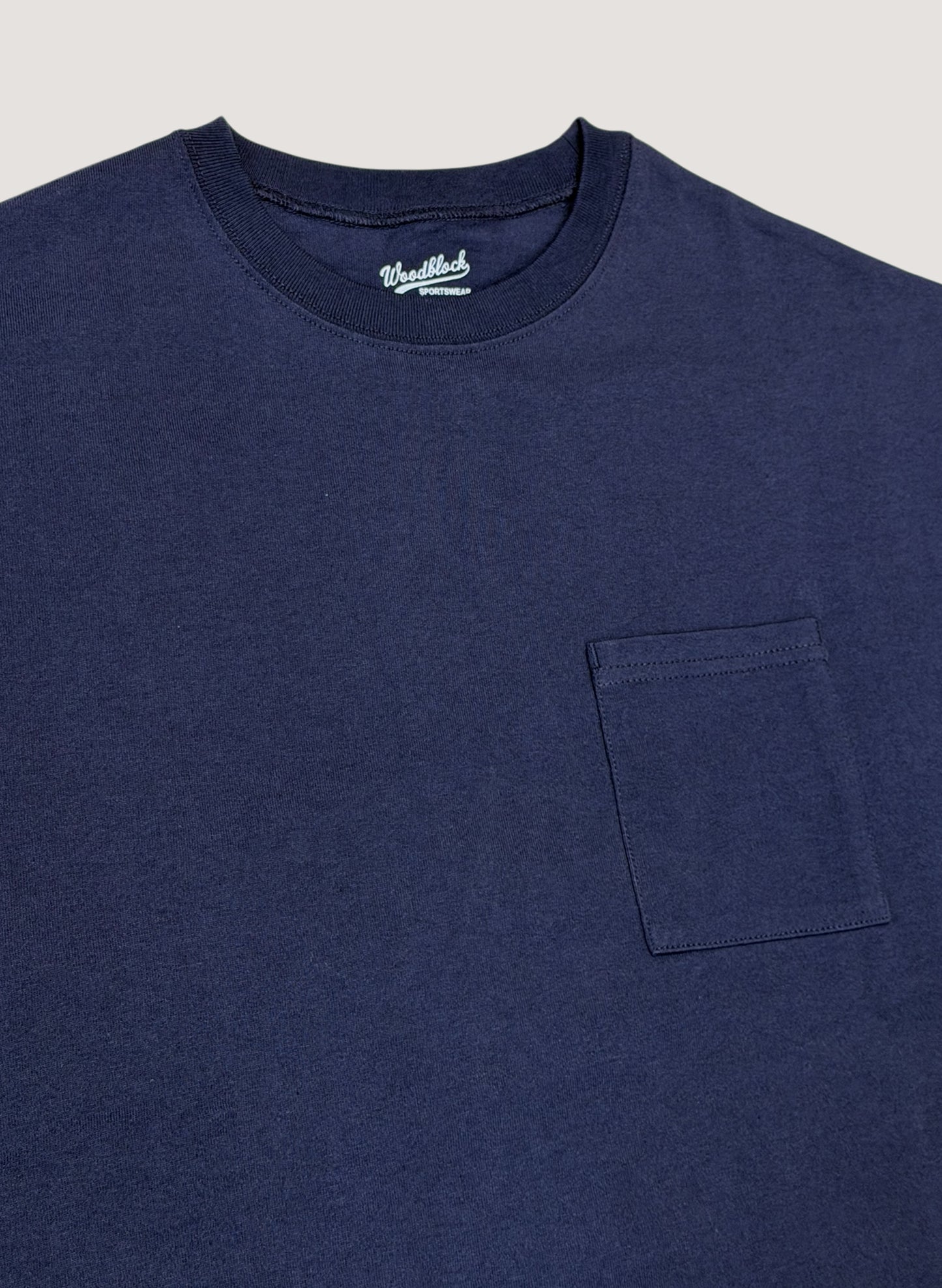 WOODBLOCK WIDE SILHOUETTE POCKET TEE NAVY (WB-26SS-021)