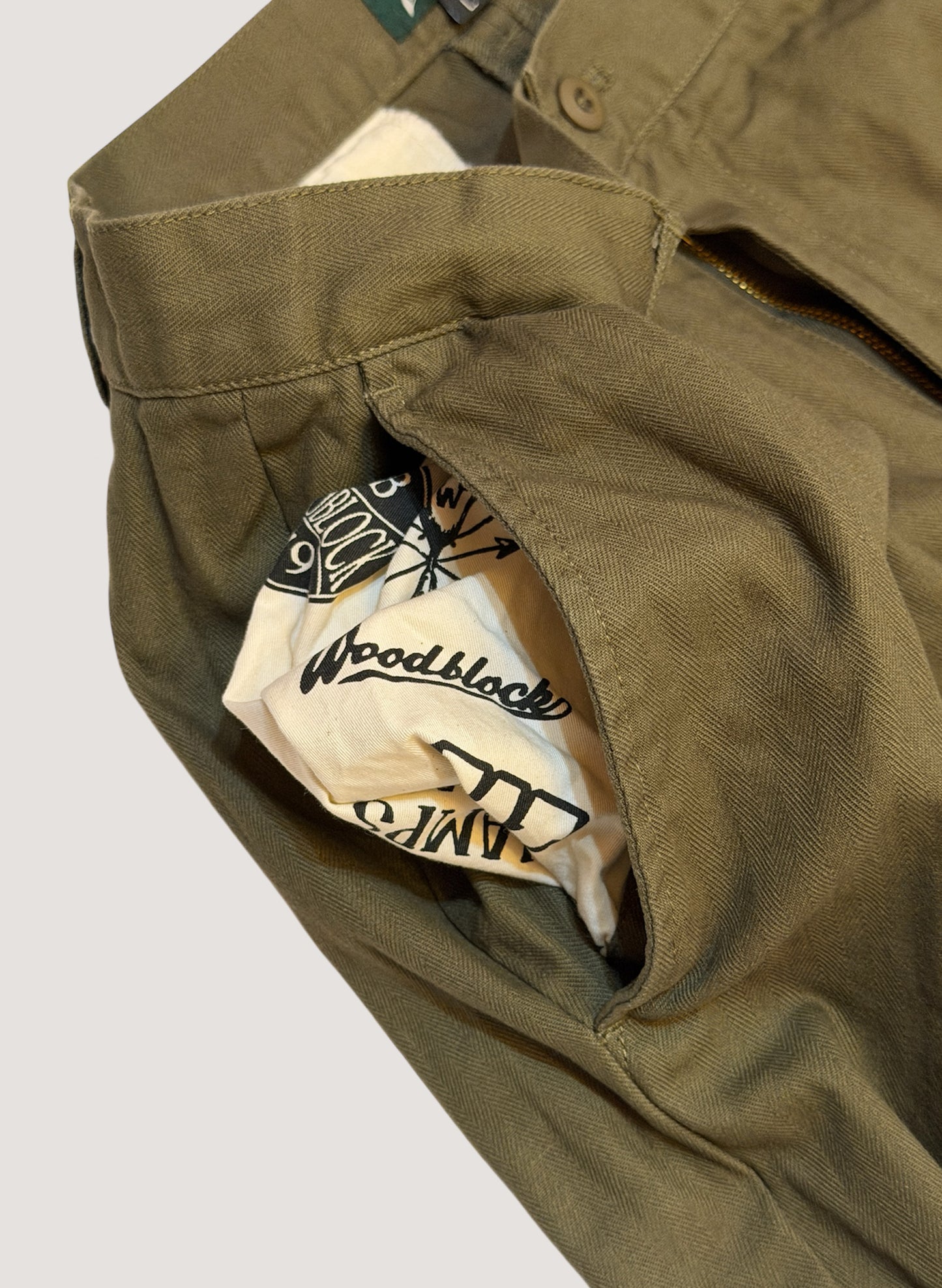 WOODBLOCK２TUCK HERRINGBONE TROUSER OLIVE (WB-25AW-005)