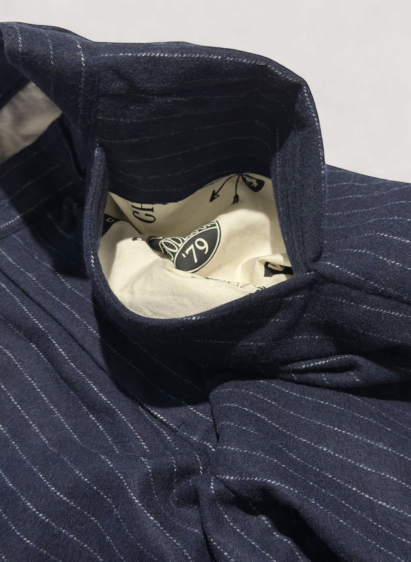 WOODBLOCK 2TUCK STRIPE WOOL TROUSER NAVY STRIPE (WB-25AW-009)