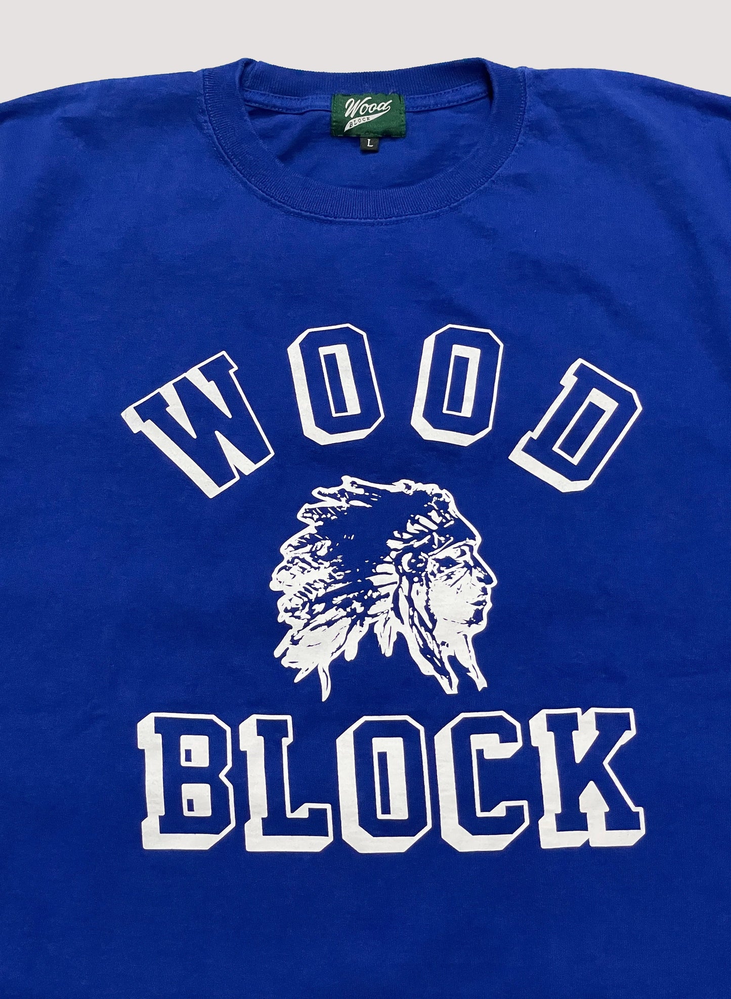 WOODBLOCK CHIEF HEAD COLLEGE LOGO TEE(BLUE)