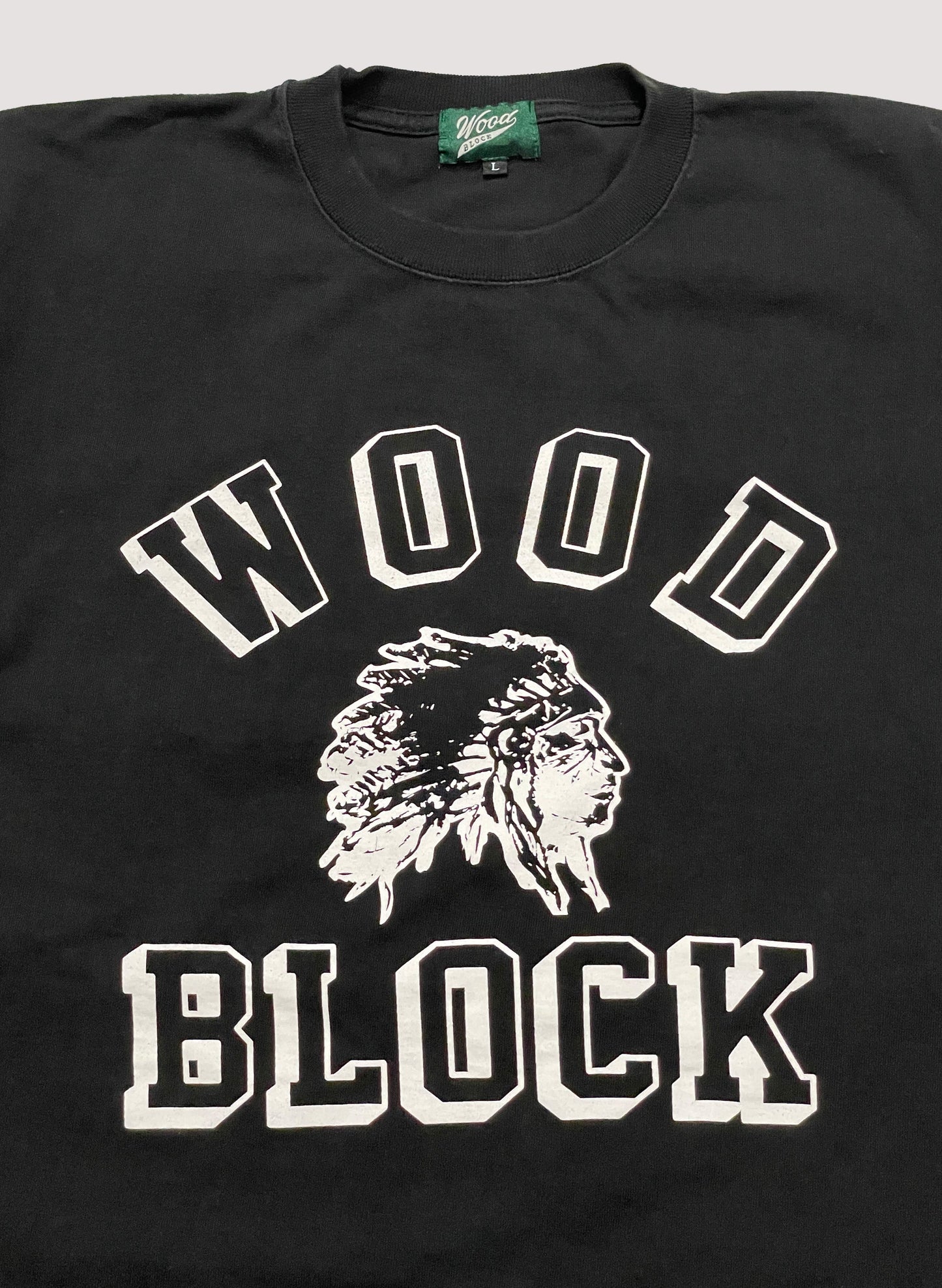 WOODBLOCK CHIEF HEAD COLLEGE LOGO TEE(BLACK)