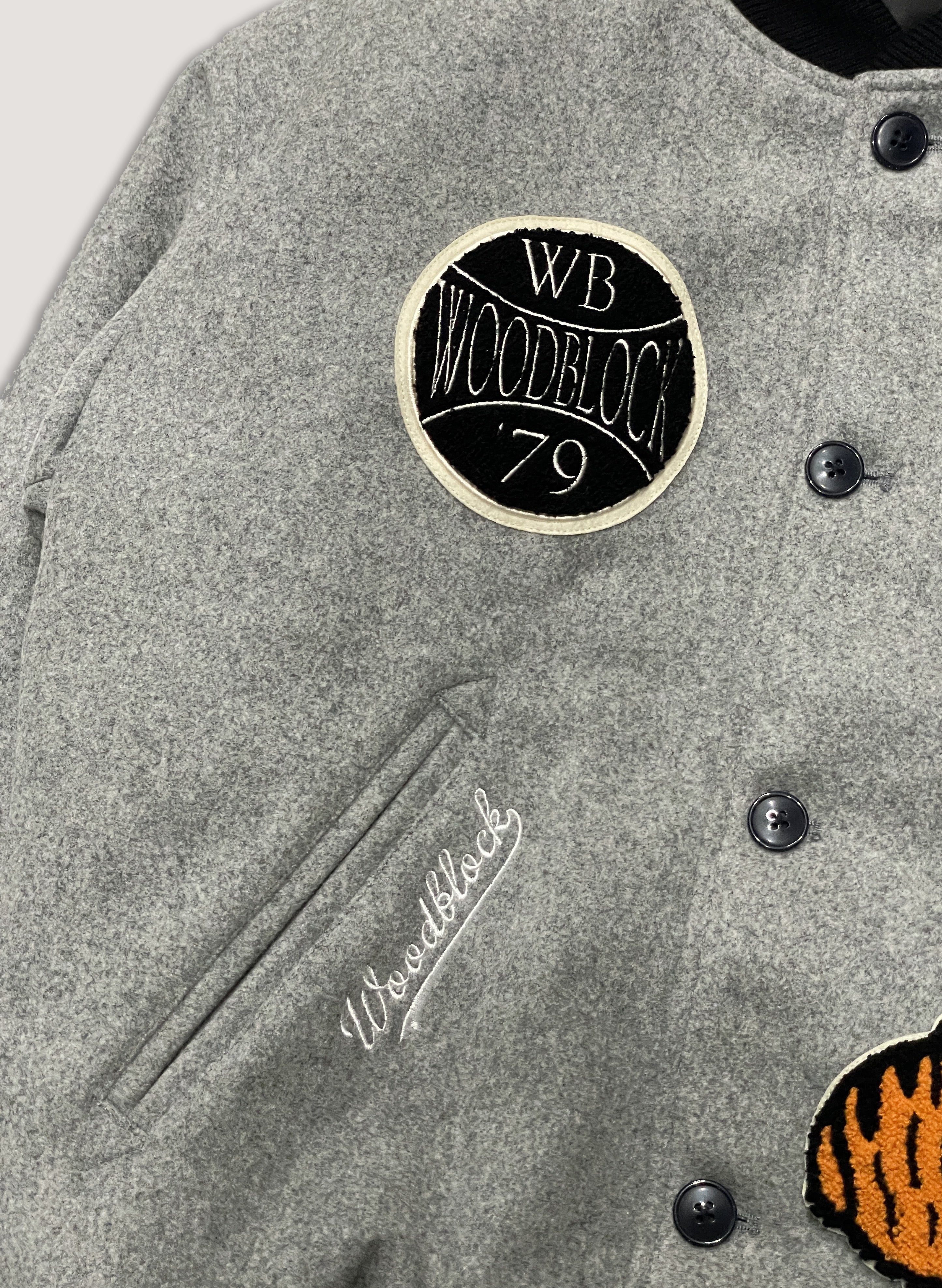 WOODBLOCK CHENILLE PATCHED MELTON VARSITY JACKET GREY/NAVY(WB-23AW-039)