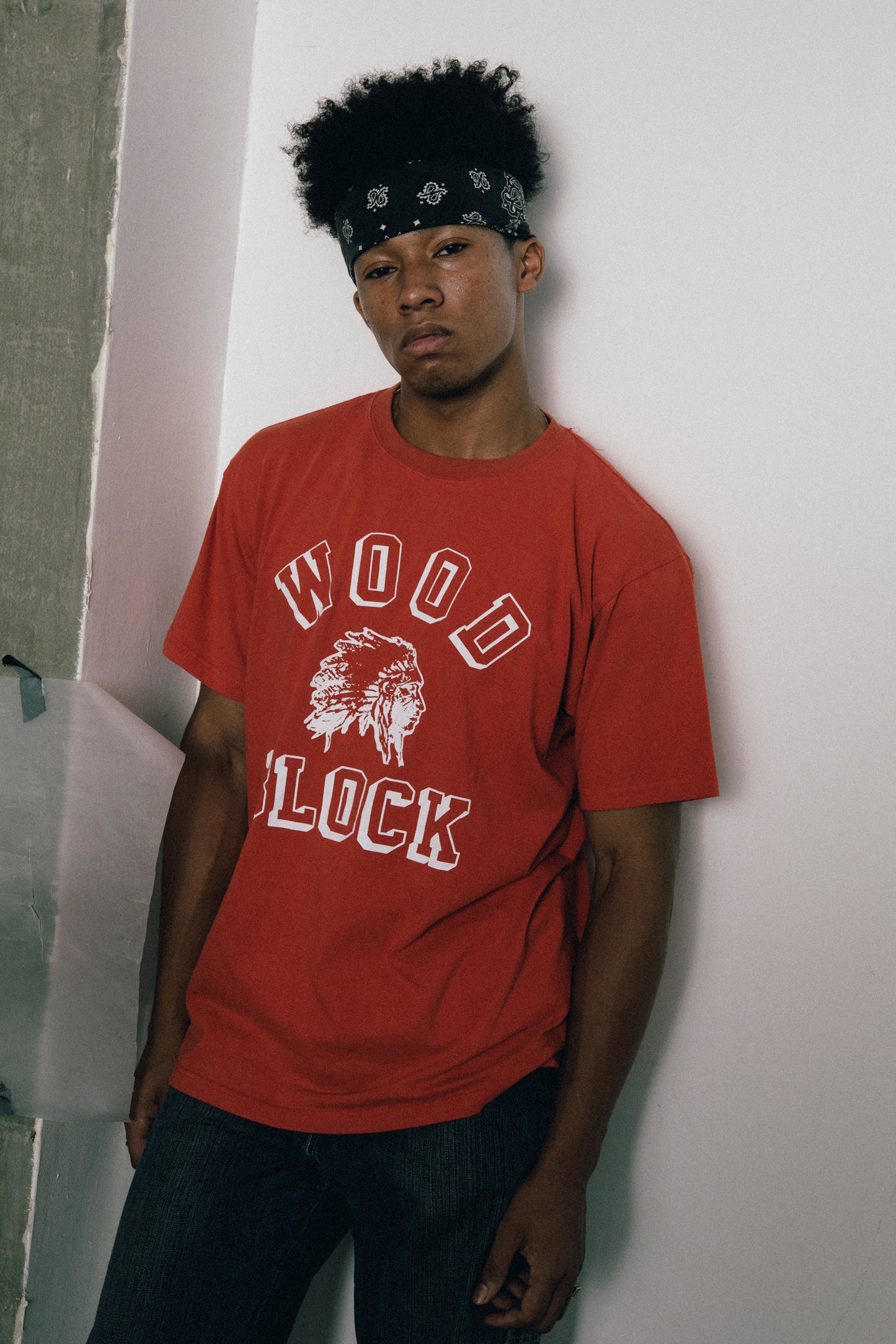 WOODBLOCK CHIEF HEAD COLLEGE LOGO TEE(RED)