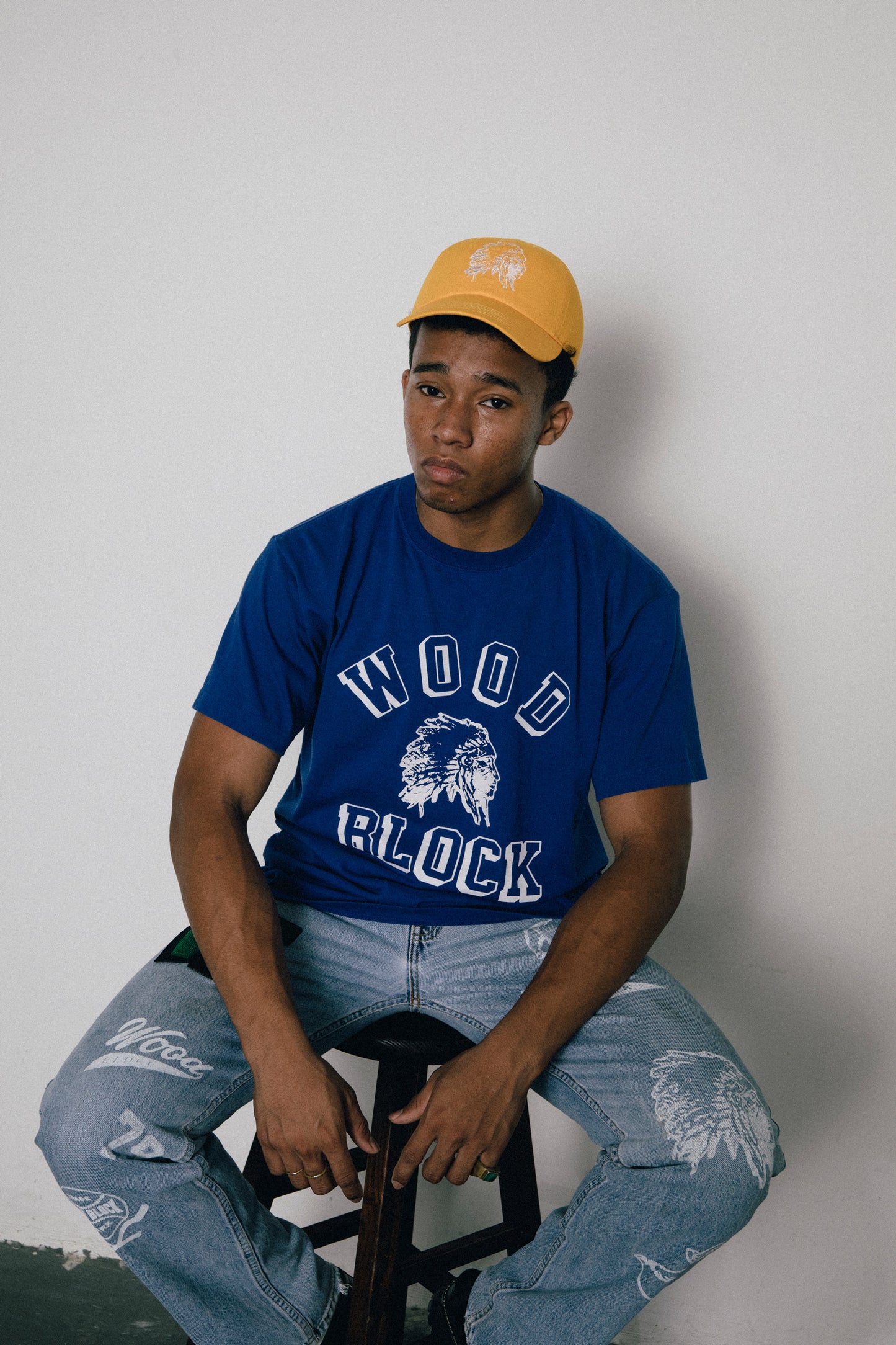 WOODBLOCK CHIEF HEAD COLLEGE LOGO TEE(BLUE)