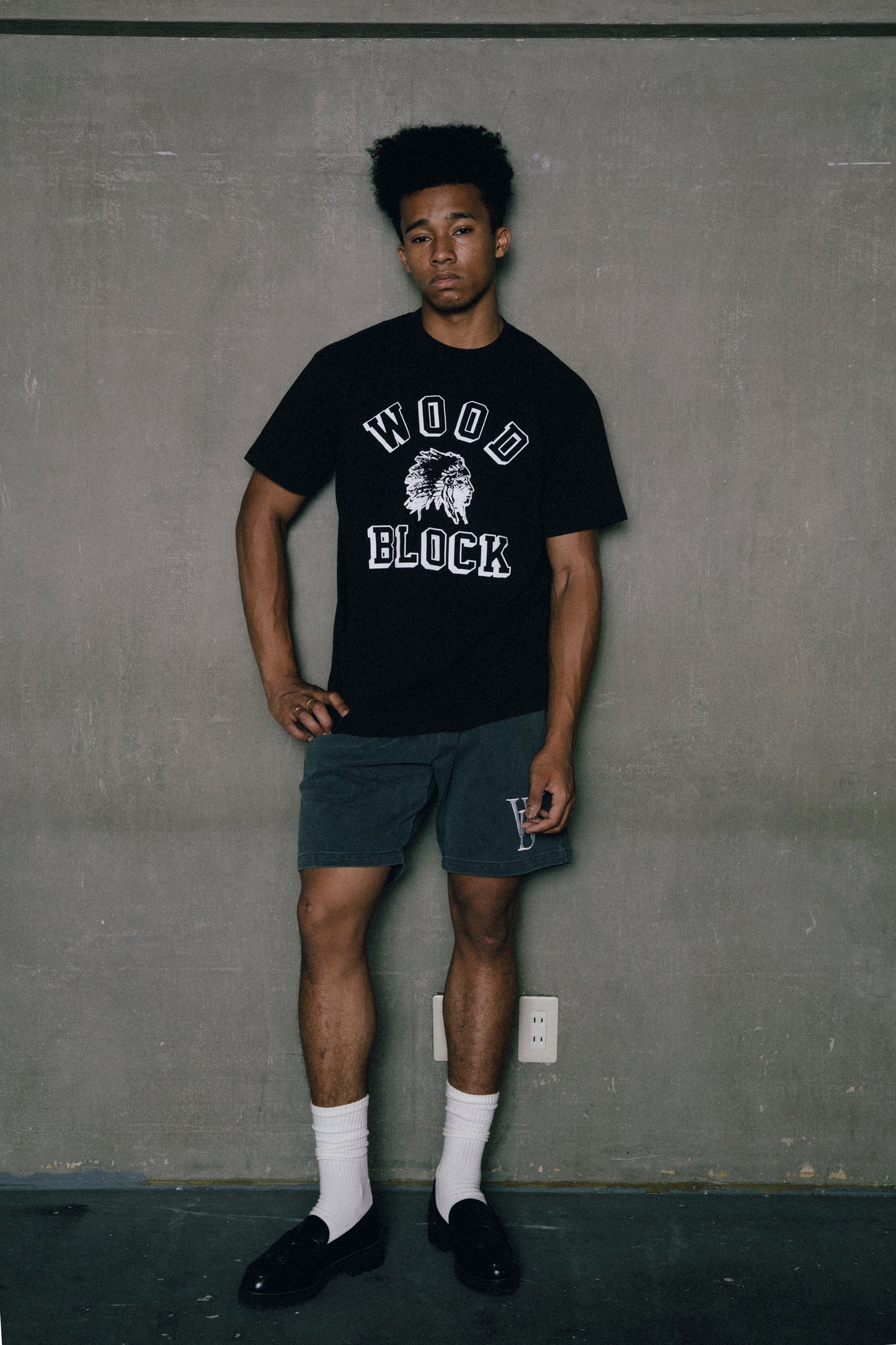 WOODBLOCK CHIEF HEAD COLLEGE LOGO TEE(BLACK)