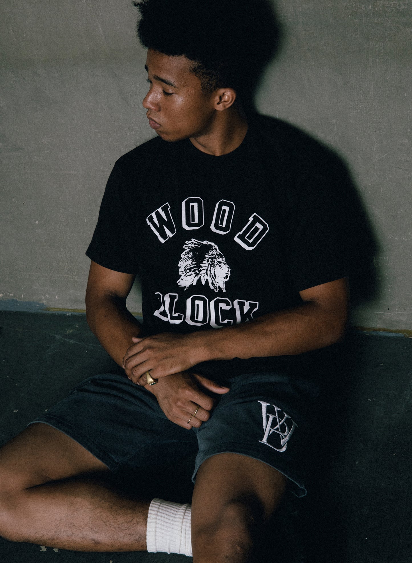 WOODBLOCK CHIEF HEAD COLLEGE LOGO TEE(BLACK)