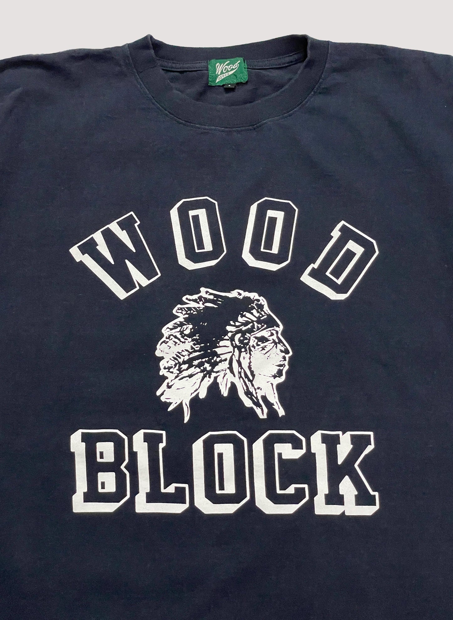 WOODBLOCK CHIEF HEAD COLLEGE LOGO TEE(NAVY)