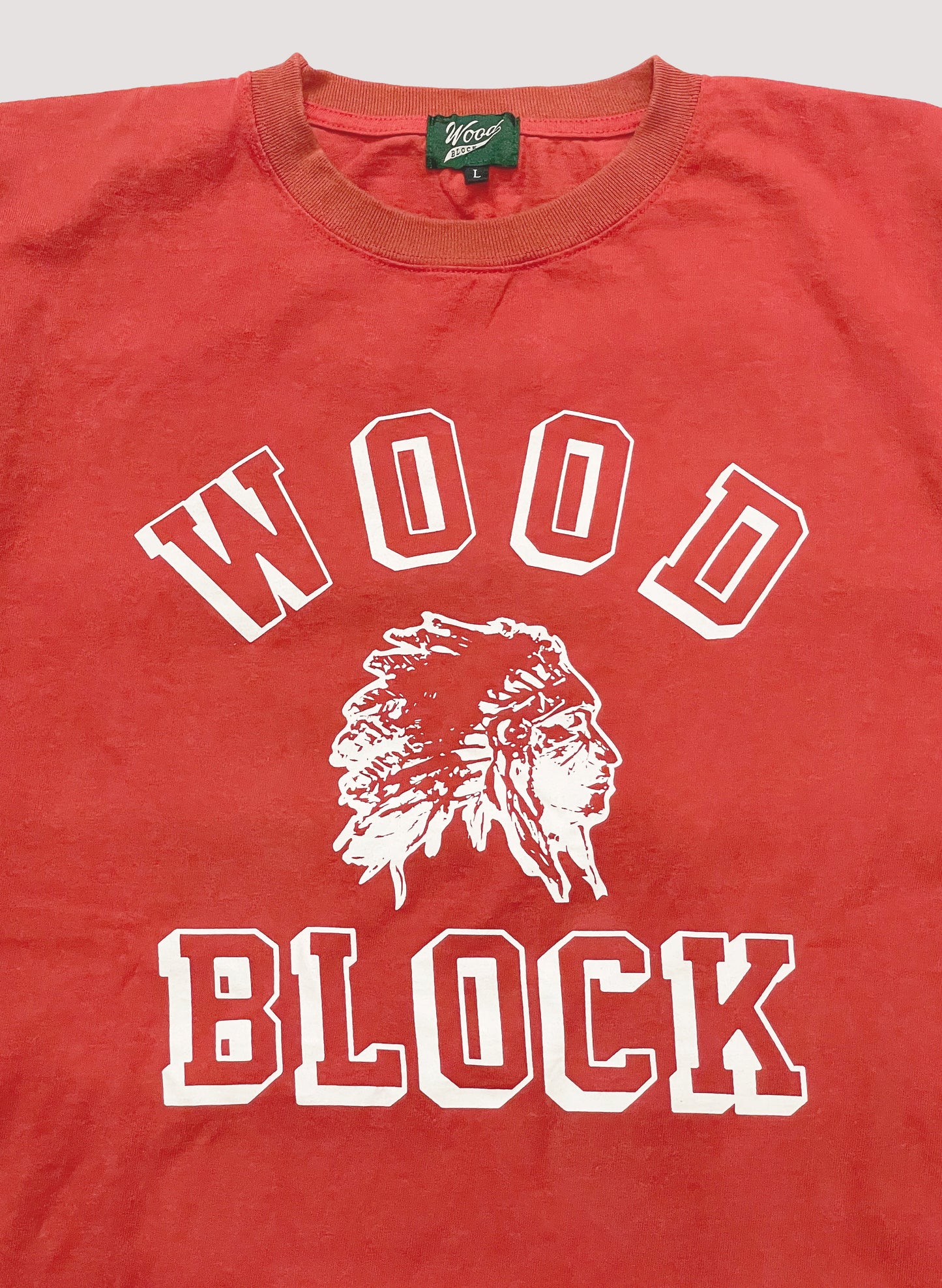 WOODBLOCK CHIEF HEAD COLLEGE LOGO TEE(RED)